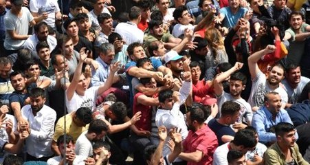 Manisa Sultan Camisi'nin Kubbe ve Minarelerinden 6 Ton Mesir Macunu Halka Saçıldı