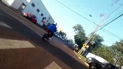 Mulher pede semáforo próximo de escola na Rua Jorge Lacerda