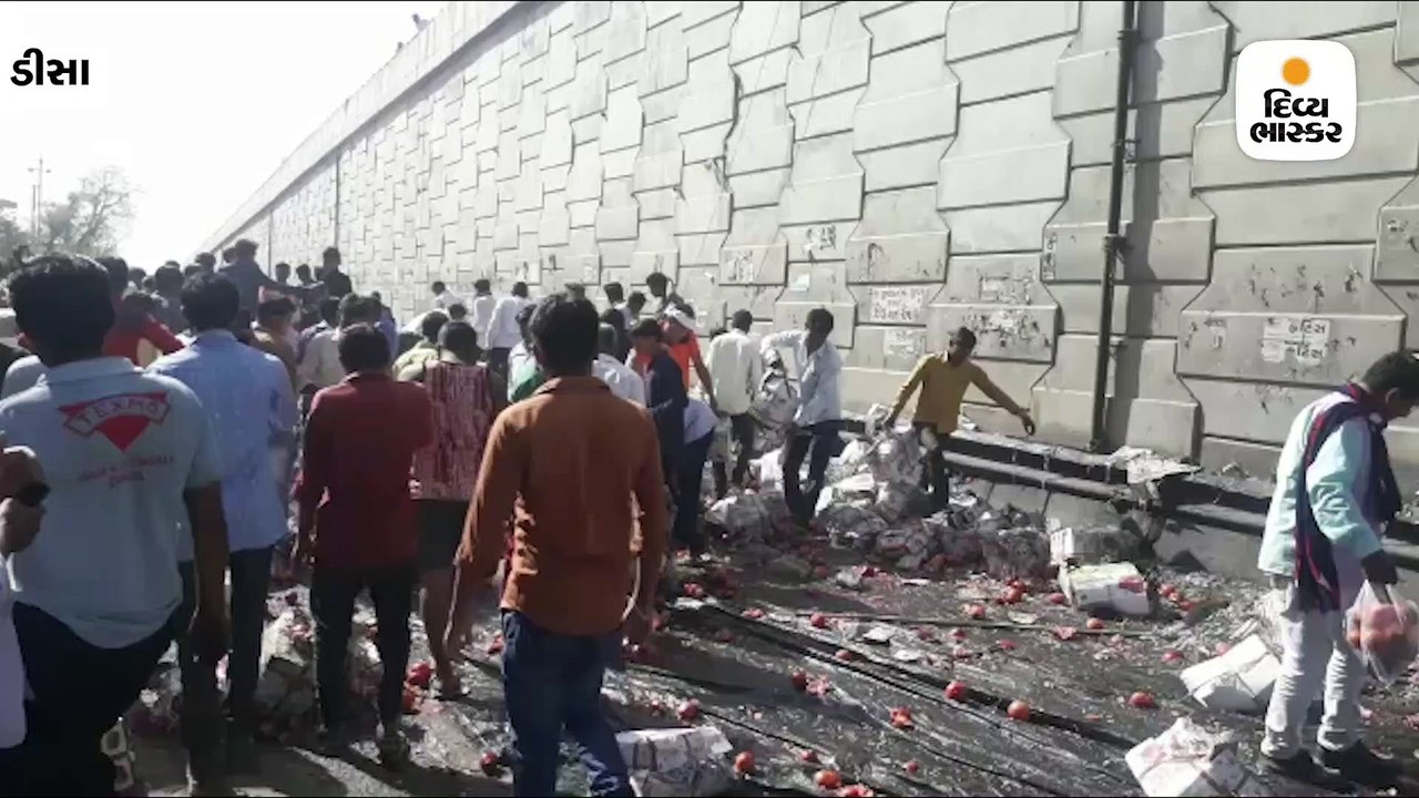 ડીસા: બ્રિજ પર ટ્રક પલટી જતાં દાડમની પેટીઓ નીચે...