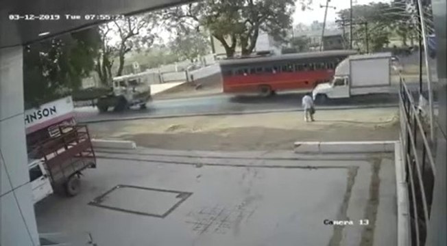 VÍDEO: Parecía una carretera tranquila, pero ¡vaya accidente el de este camión!