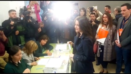 La presidenta de la mesa en la que vota Arrimadas le niega el saludo