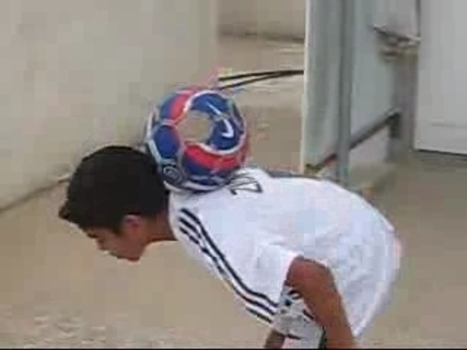 Eyadat SAEB (12ans)Ronaldinho mais  c un rebeux