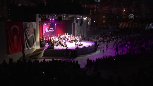 Deniz Kuvvetleri Komutanlığı Yıldızlar Hafif Müzik ve Caz Orkestrası Konser Verdi