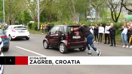 No Comment: spinge una macchina per oltre 100 chilometri in 24 ore