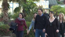 Iglesias y Montero llegan sonrientes a la sede electoral de Unidas Podemos