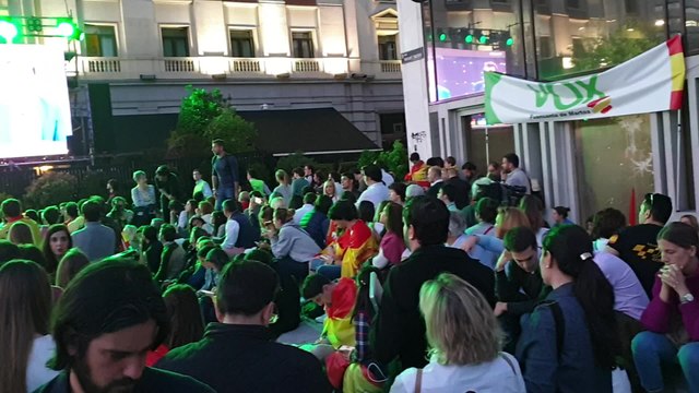 Simpatizantes de Vox esperan expectantes los primeros datos del recuento