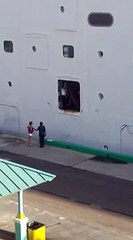 Embarquer sur un bateau de croisière avec une échelle à corde