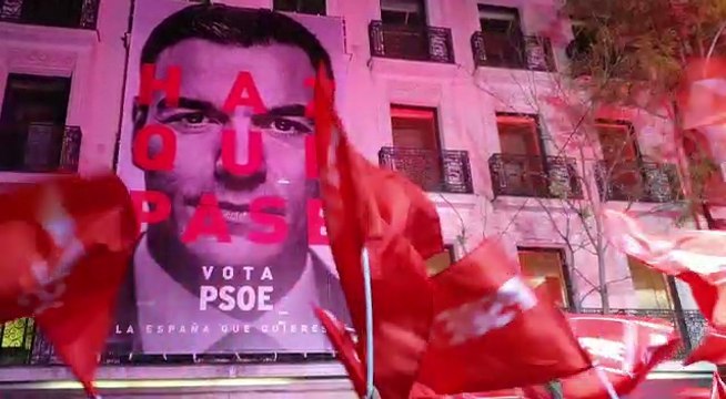 Decenas de militantes y simpatizantes se congregan en Ferraz