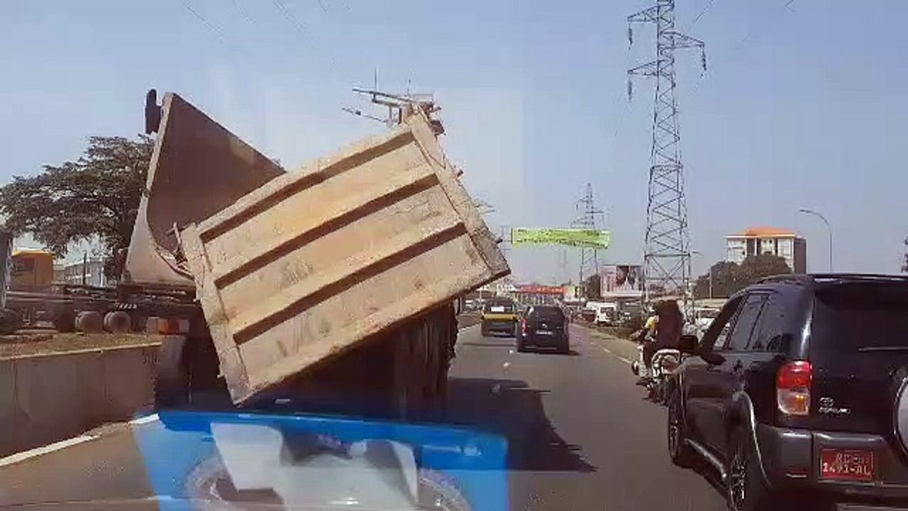 Conakry : un camion à porte cassée roule sur le principal axe