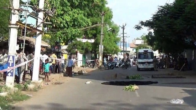 நடு ரோட்டில் திடீர் பள்ளம்-வீடியோ