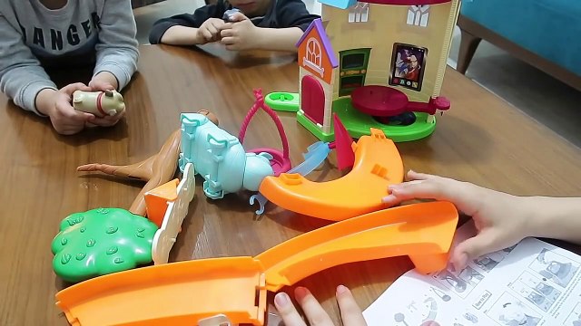 GERÇEK KAYDIRAKLI DEV AĞAÇ EV KURDUK OYUNCAK BEBEKLER İÇİN OYUN EVİ! BİNGO VE ROLİ BidünyaOyuncak