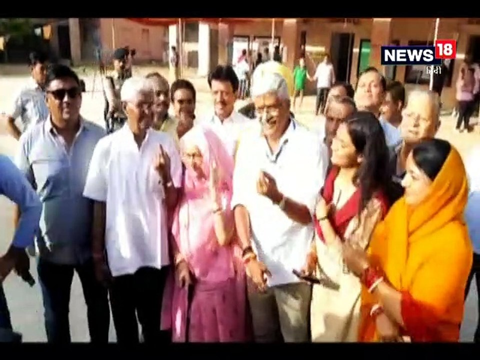 परिवार सहित मतदान करने पहुंचे शेखावत, कहा- ये चुनाव राष्ट्रवाद बनाम बंशवाद का है-gajendra-singh-shekhawat-casts-his-vote-in-jodhpur