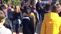 Mestres i alumnes d'una vintena d'escoles gironines comencen el dia fent estiraments
