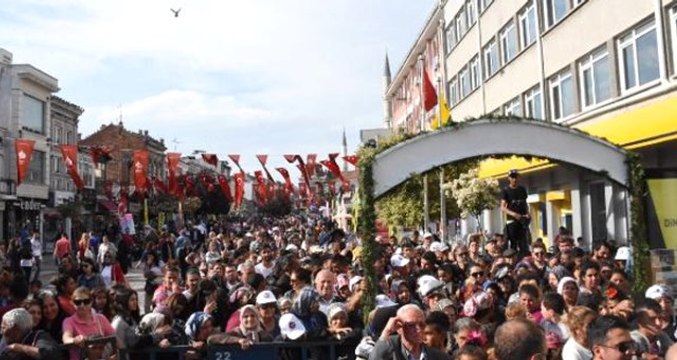 Edirne'deki Festivalde Bedava Ciğer Almak İsteyenler Metrelerce Kuyruk Oluşturdu