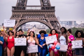 Grossophobie : les femmes ont défilé en lingerie devant la Tour Eiffel
