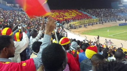 جماهير تقتحم الملعب وتنهال بالضرب على حكم في الدوري السوداني