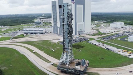 NASA 케네디우주센터 이동식 발사대 첫 공개 / YTN