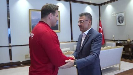 Oktay, Şampiyon Güreşçileri Kabul Etti