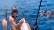 Chiara Ferragni y Fedez se bañan entre tiburones y rayas