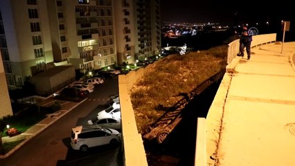 Demir korkulukları aşan otomobil 3 metre aşağıya düştü: 4 yaralı - İZMİR