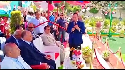محافظ القاهرة يلتقط صورا مع زوار الحديقة الدولية
