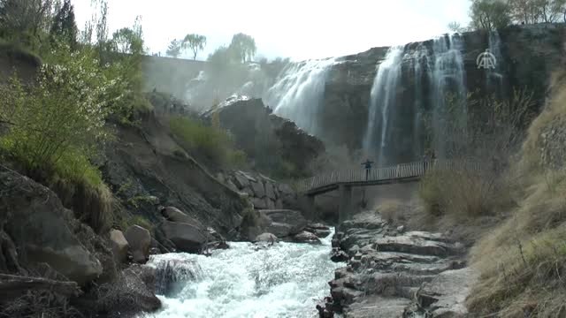 Bahar Renkli Tortum Şelalesi Ziyaretçilerini Büyülüyor