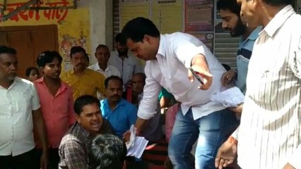 कन्नौज: राज्यमंत्री के सामने भाजपा कार्यकर्ताओं ने बीएलओ से की अभद्रता, देखिए वीडियो