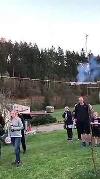 Ils allument un feu dans un champ avec une tyrolienne et une fusée de feu d'artifice