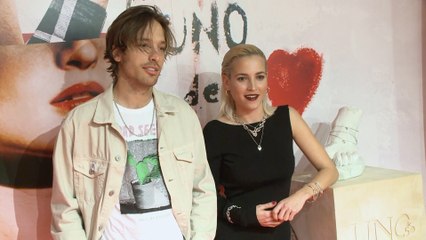 El tierno recibimiento de Ana Fernández y Adrián al llegar de viaje