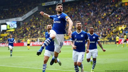 Schalke 04 vence Revierderby e complica o Borussia Dortmund