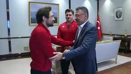 Oktay, şampiyon güreşçileri kabul etti - ANKARA