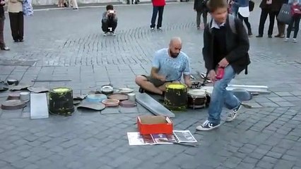 Street artiste musicien avec peu de moyens
