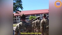 Des militaires défilent en chantant 