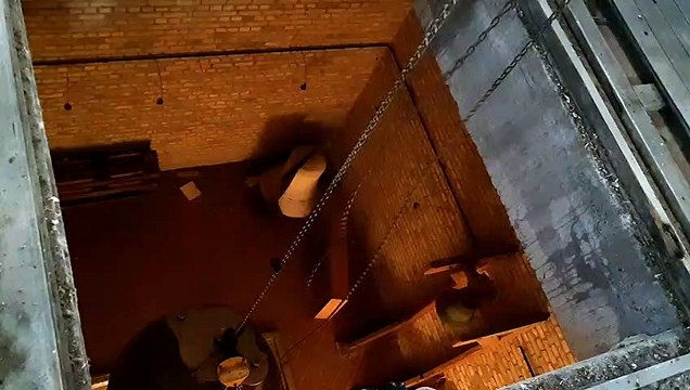 Le bourdon du carillon de Bergues réinstallé tout en haut du beffroi