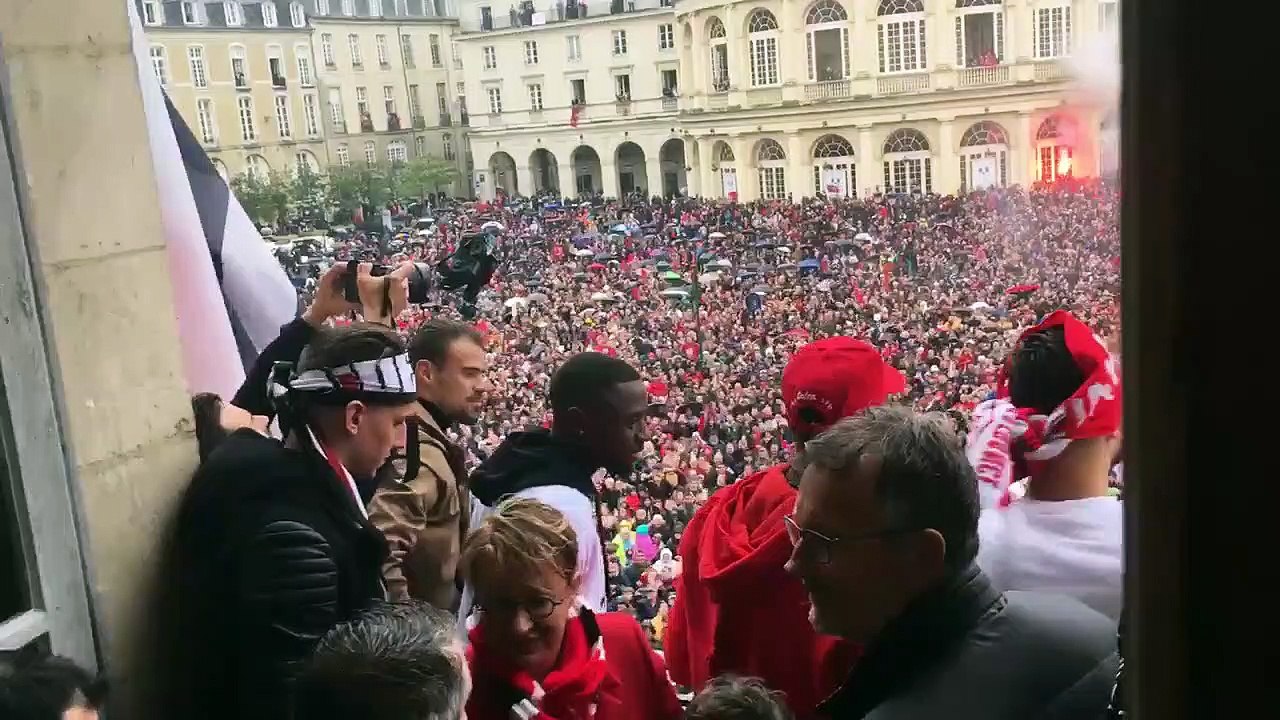 Les joueurs du Stade rennais présentent la Coupe de France au public en liesse