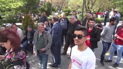 Ankara'da Ağaçta İntihara Kalkışan Kişiyi Polis İkna Etti