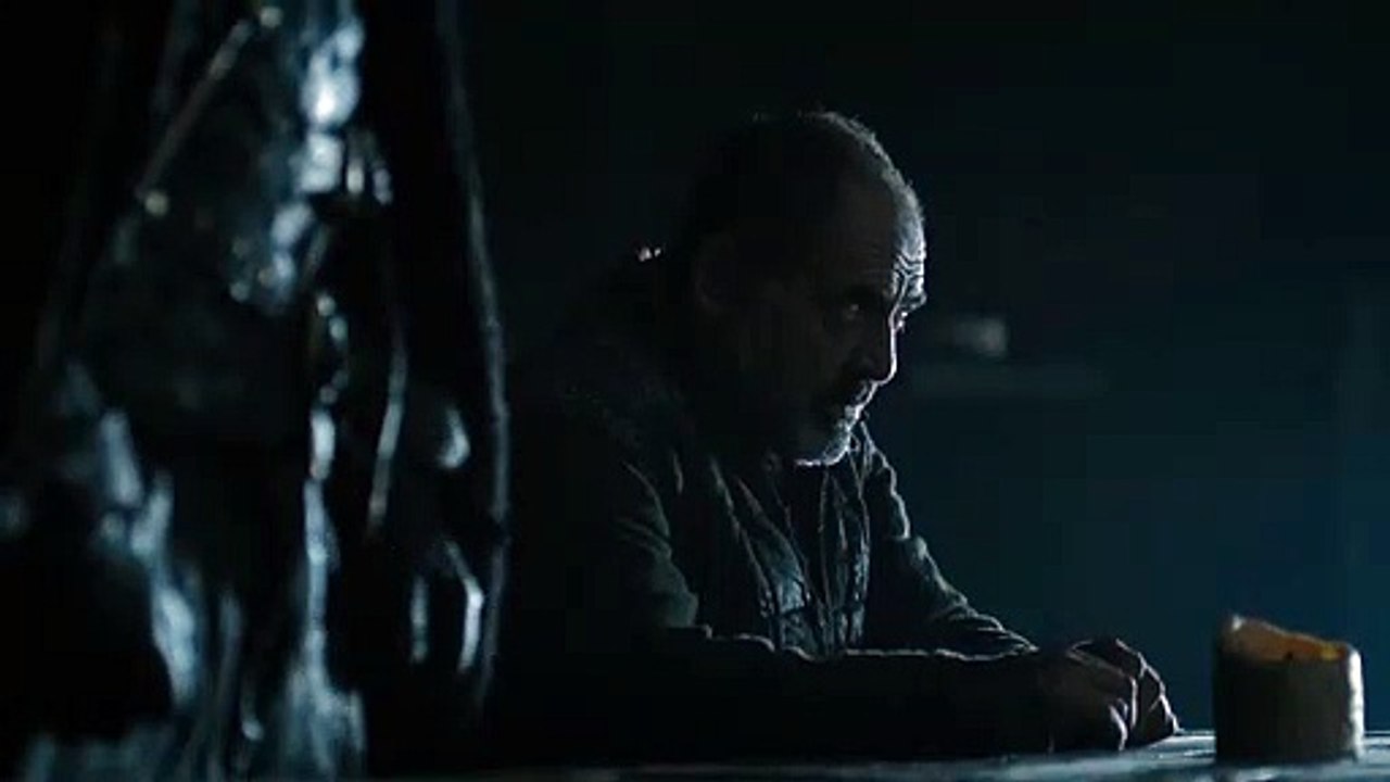 Sir Davos ve sadık dostları John Snow'un ölümünü tartışıyor.