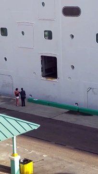 Embarquer sur un bateau de croisière avec une échelle à corde