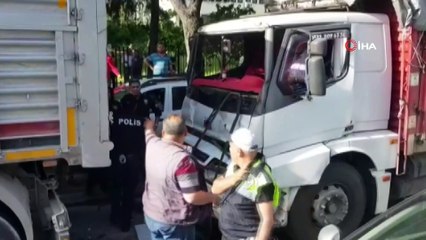 Kırmızı ışıkta bekleyen 2 tıra çarptı, sıkıştığı araçta sigara yakmaya çalıştı