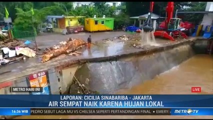 183 Ton Sampah Dikeruk dari Pintu Air Manggarai