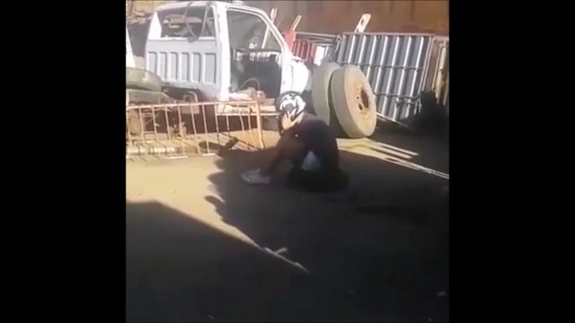 Il teste un Airbag en s'asseyant dessus... Mauvaise idée