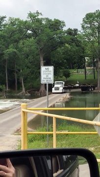 Ce camion prend beaucoup de risques pour traverser un pont... Dangereux