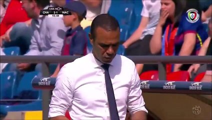 Assistant referee stops the game Chaves vs Nacional for 3 minutes to go to the bathroom