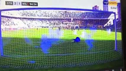 الجماهير تقذف ألعابً نارية على حارس مرمى بالدورى البوليفى وتتسبب في انهاء المباراة