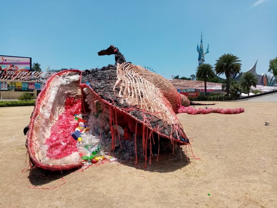 Life-Size Dead Whale Sculpture Has An Important Message