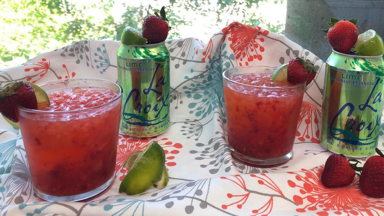 How to Make an Easy and Light Strawberry Daiquiri Using Lime LaCroix