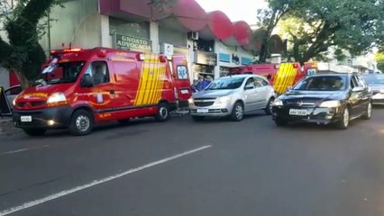 Carro e moto batem na Rua Paraná, no Centro
