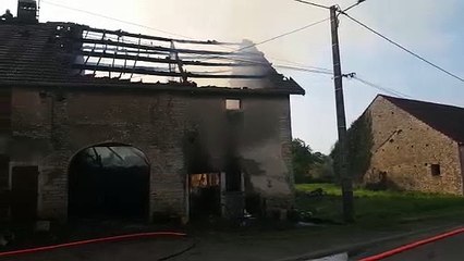 Delain (70) : une ferme renovee à moitié détruite par un incendie