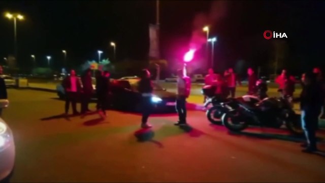 Magandalar asker uğurlamalarında yol kapatıp trafikte havaya böyle ateş açtı