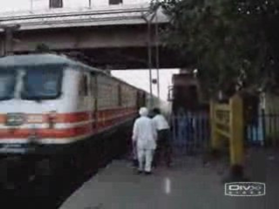 Enorme : train qui frole deux personnes incroyable gore